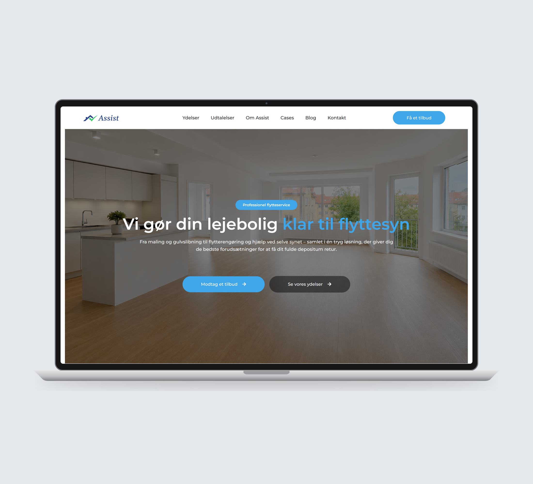 Assist You: forside vist lige forfra på laptop på en ensfarvet studiobaggrund.