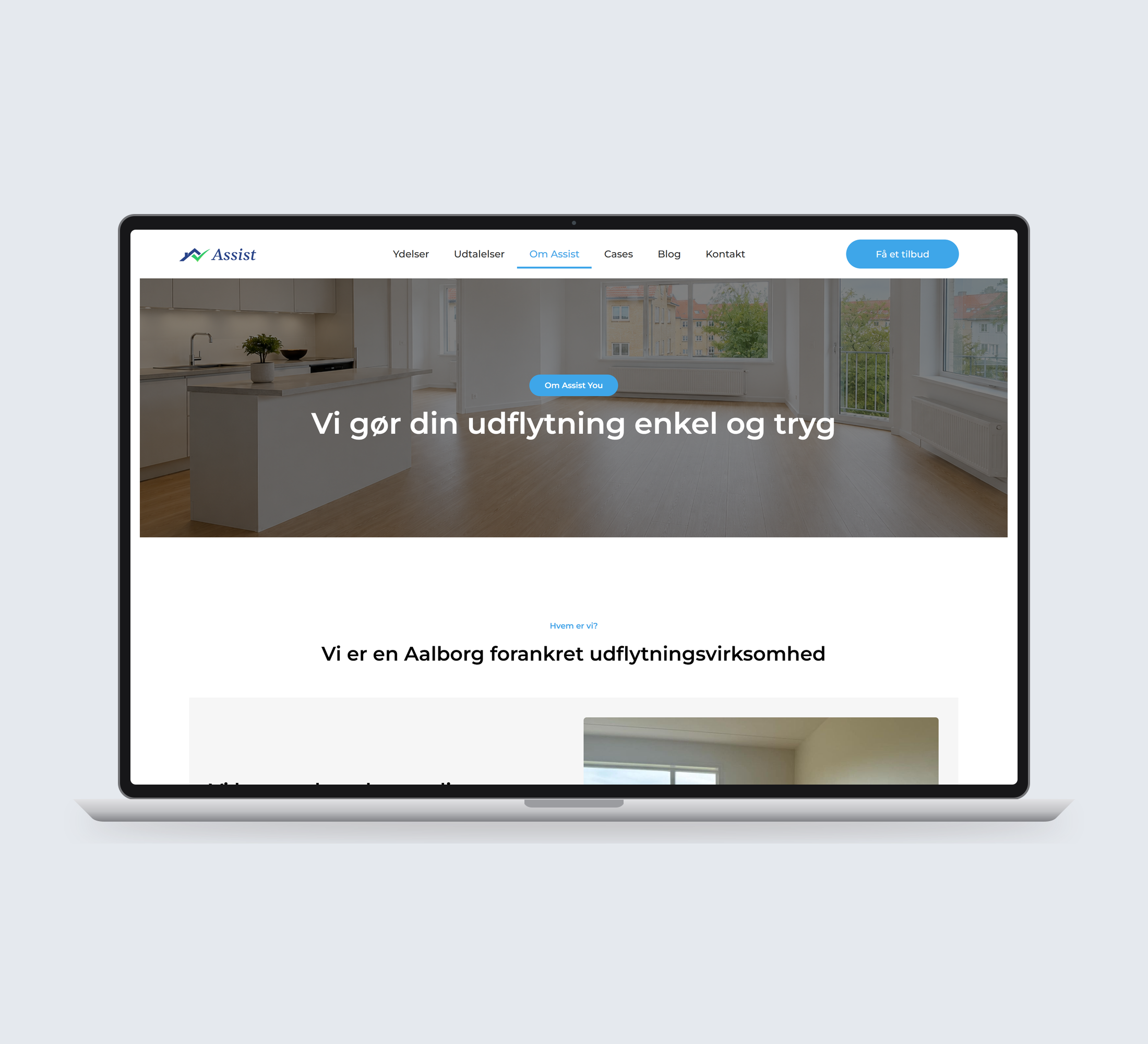Assist You: om assist you vist lige forfra på laptop på en ensfarvet studiobaggrund.