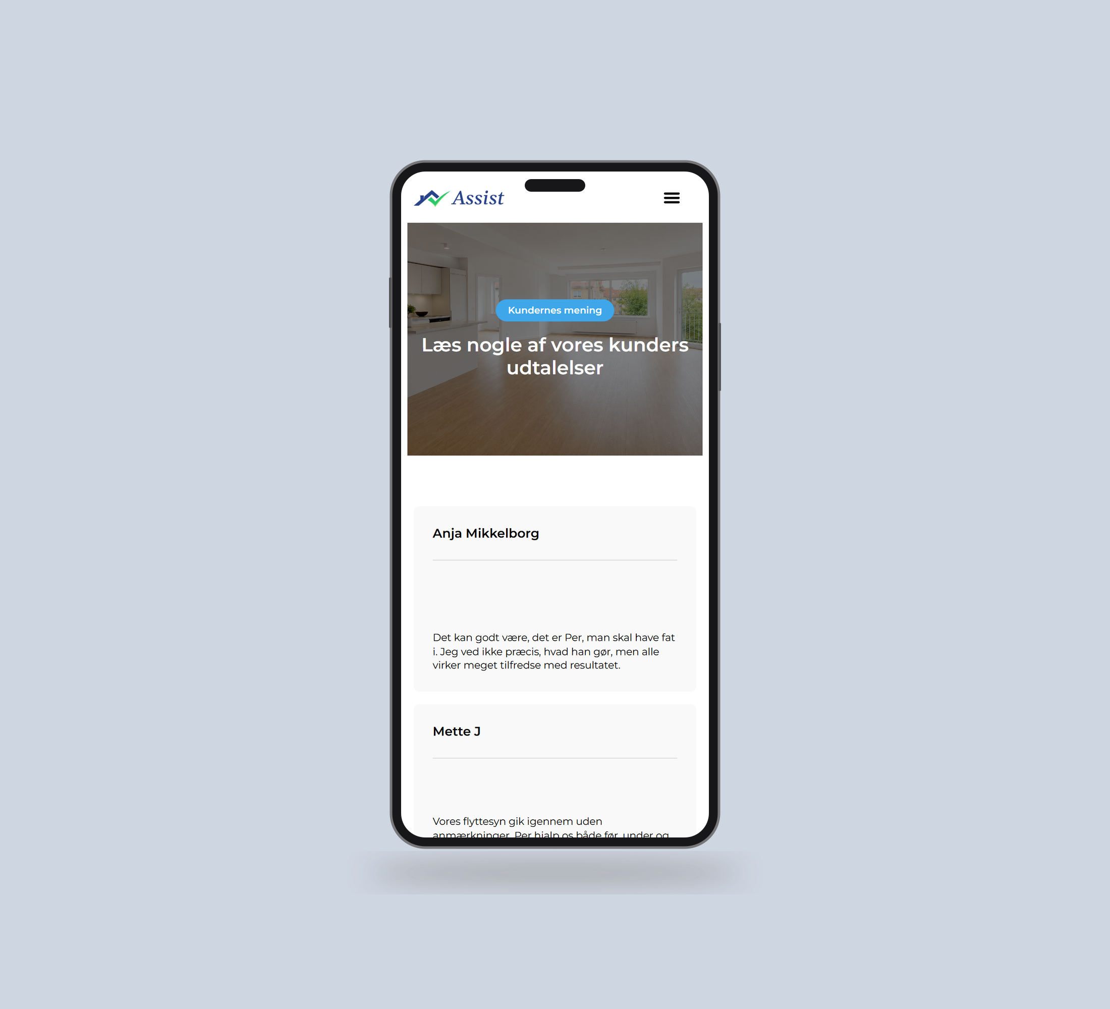 Assist You: udtalelser vist lige forfra på mobil på en ensfarvet studiobaggrund.