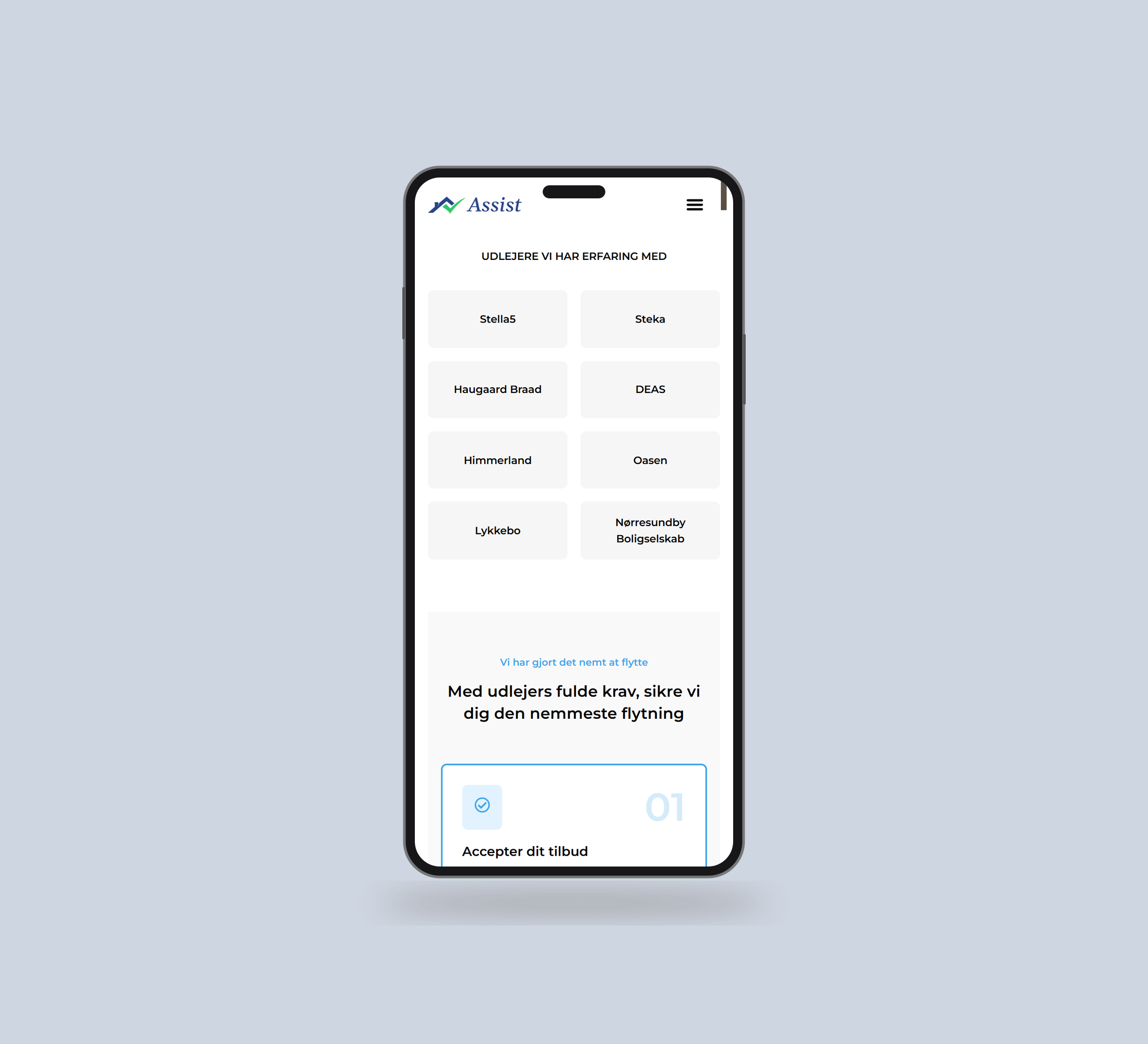 Assist You: flytteforløbet vist lige forfra på mobil på en ensfarvet studiobaggrund.