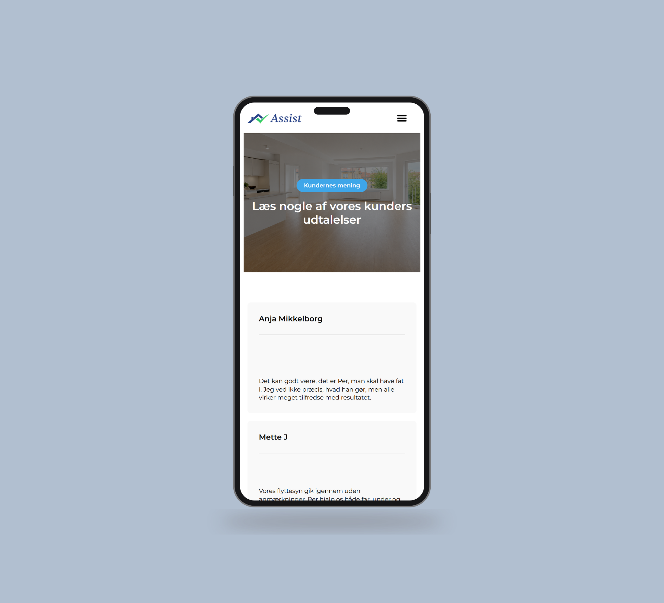 Assist You: udtalelser vist lige forfra på mobil på en ensfarvet studiobaggrund.