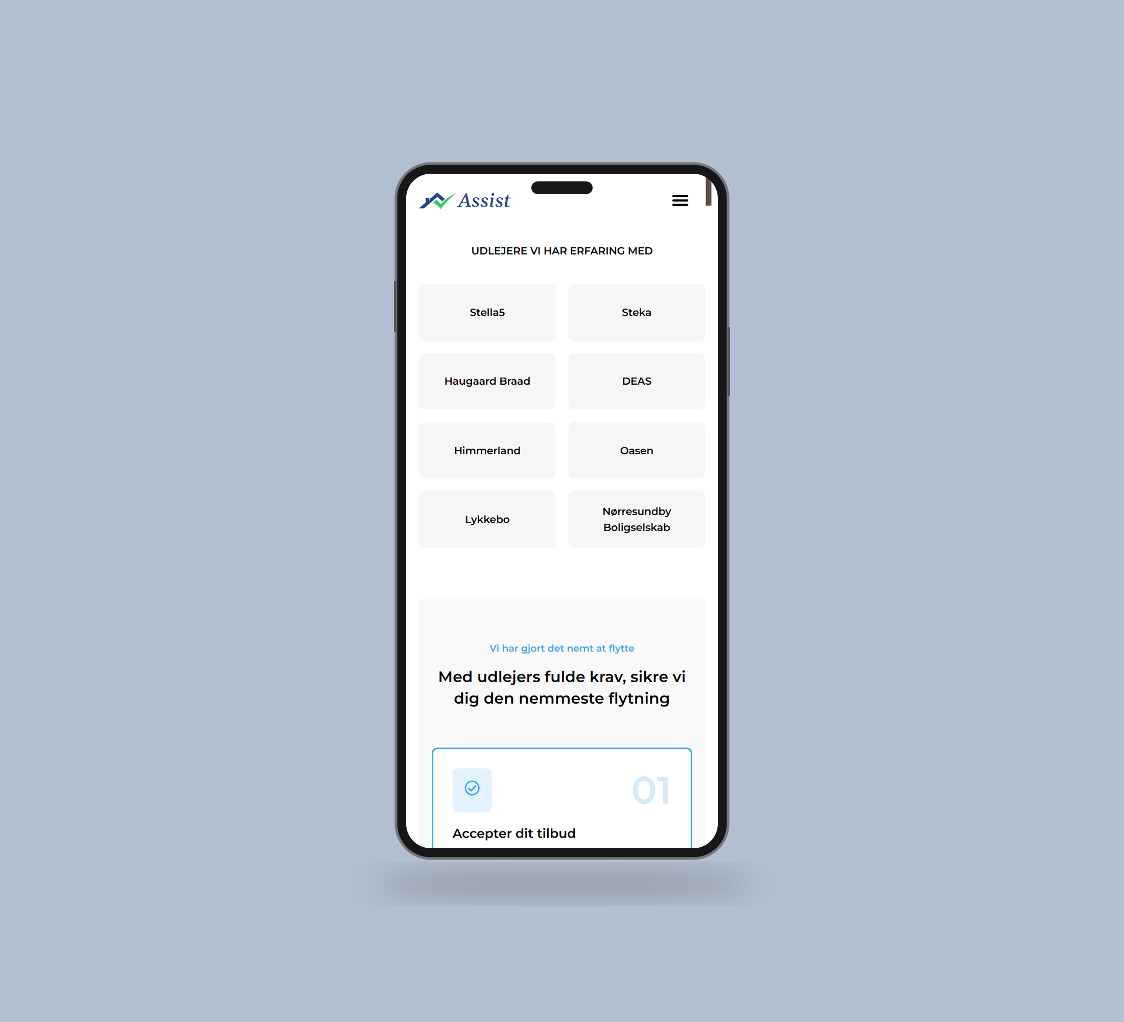 Assist You: flytteforløbet vist lige forfra på mobil på en ensfarvet studiobaggrund.