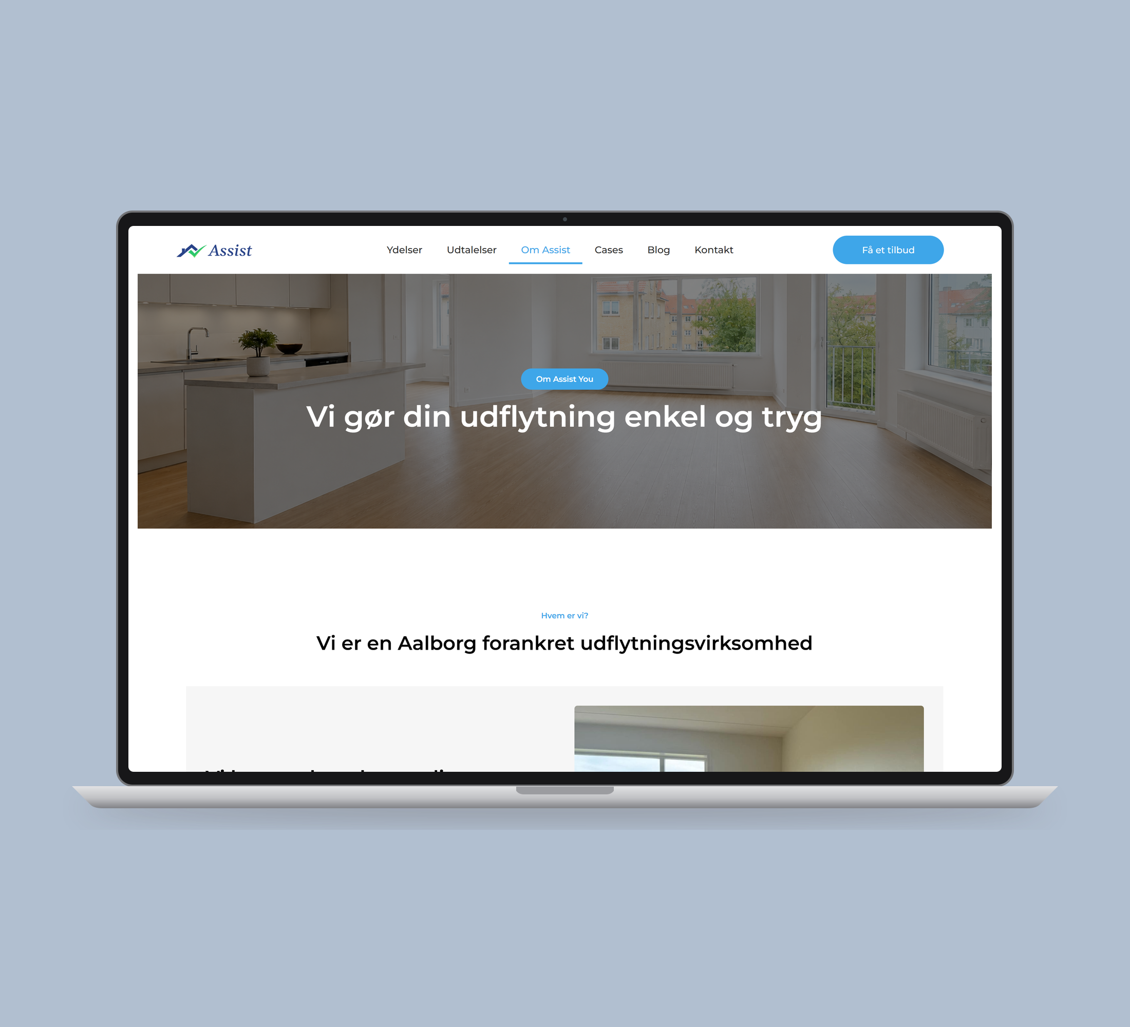 Assist You: om assist you vist lige forfra på laptop på en ensfarvet studiobaggrund.