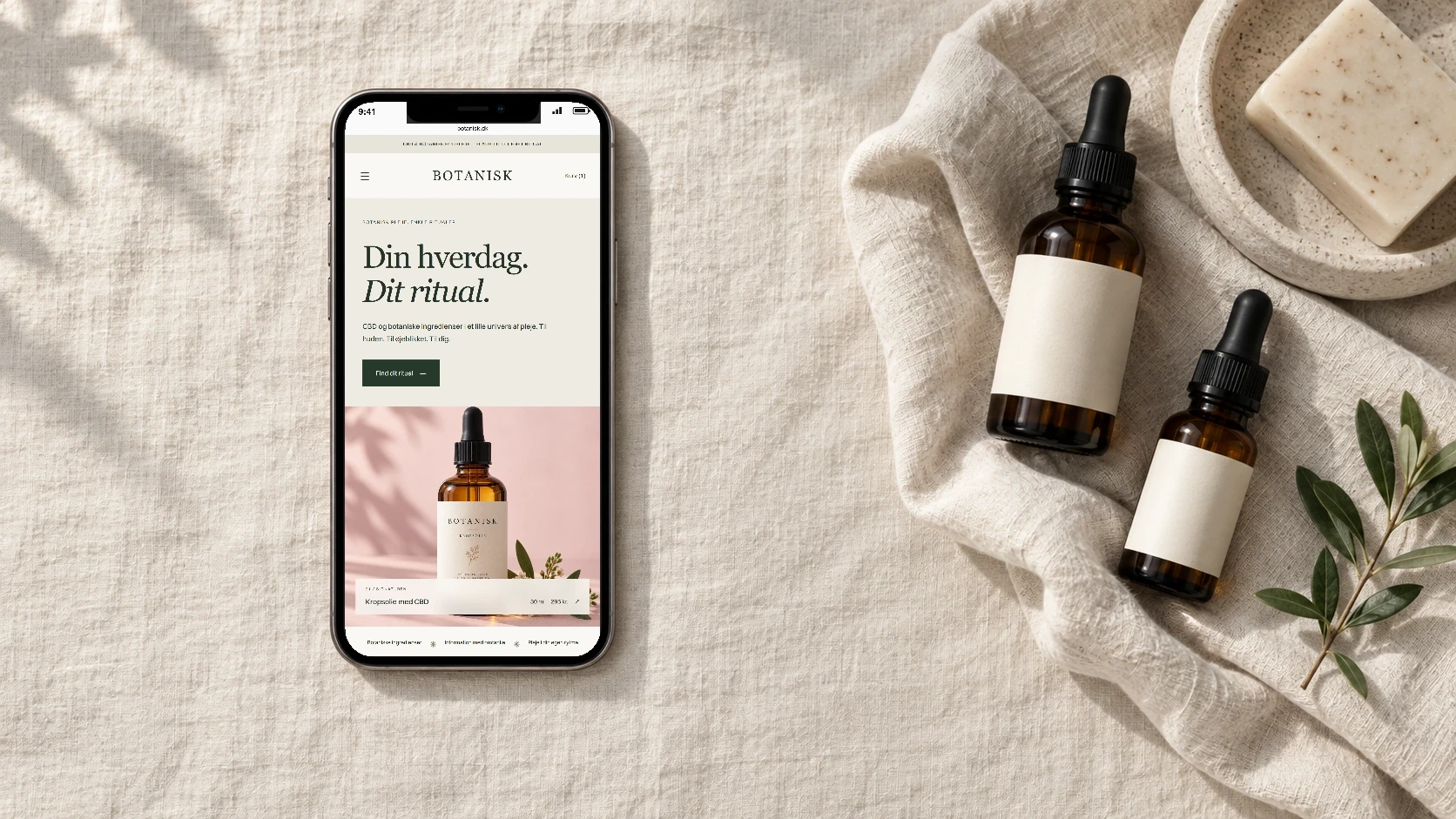 Botanisk: webshoppen på en telefon fotograferet ovenfra med hudpleje og tekstiler.