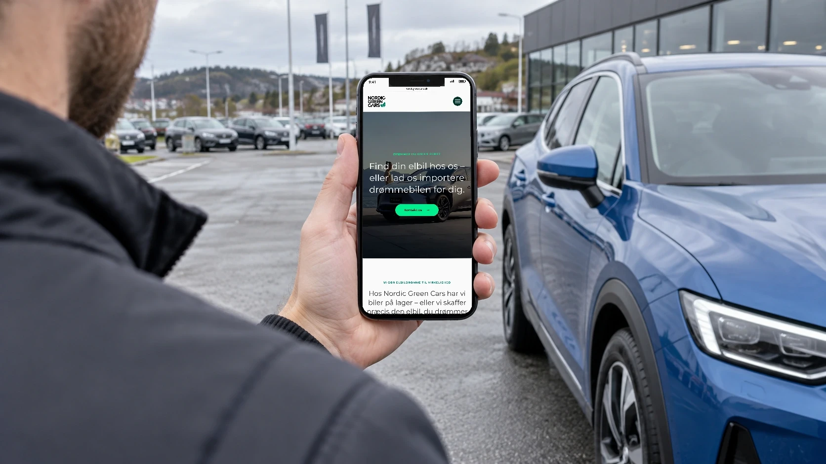 Nordic Green Cars: en kunde ser biludvalget på sin telefon ved en elbil.