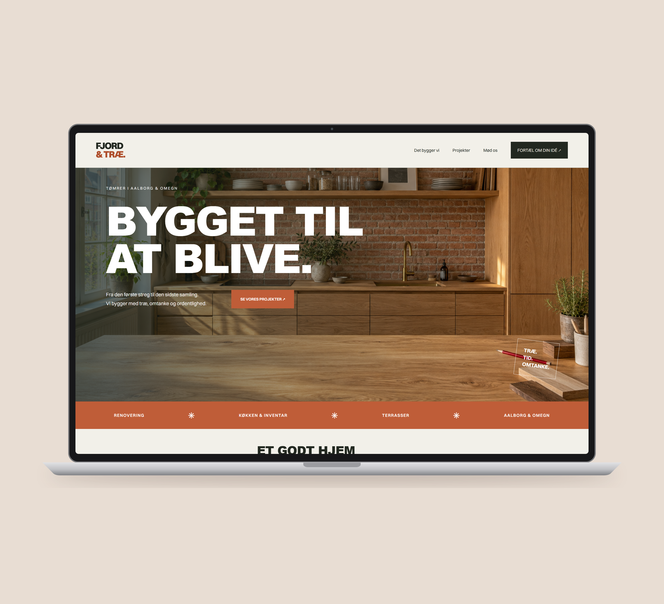 Fjord & Træ: forsiden vist lige forfra på laptop, på ensfarvet varm lys sandfarvet baggrund.