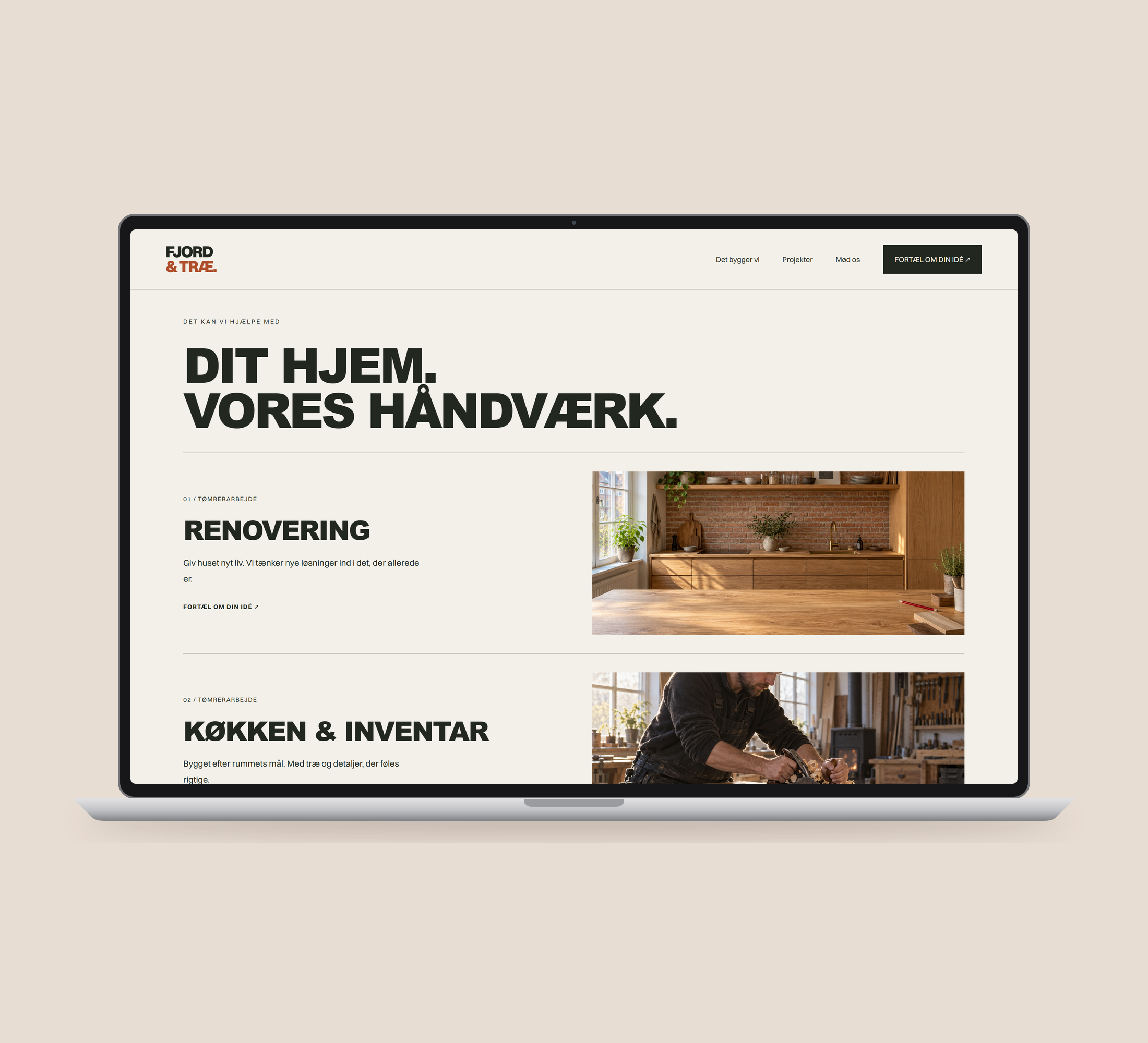 Fjord & Træ: projekter vist lige forfra på laptop, på ensfarvet varm lys sandfarvet baggrund.