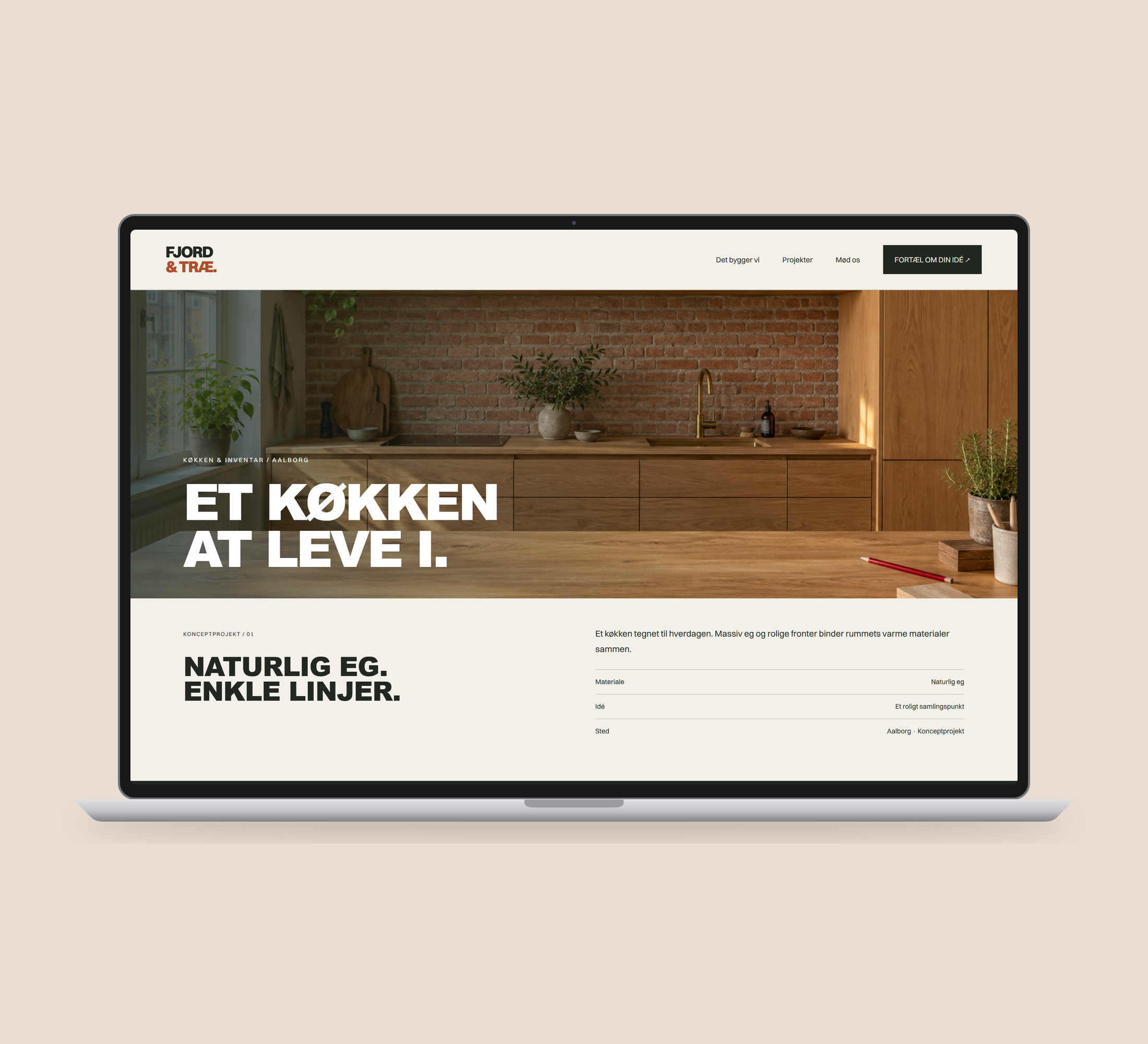 Fjord & Træ: projektets detaljer vist lige forfra på laptop, på ensfarvet varm lys sandfarvet baggrund.