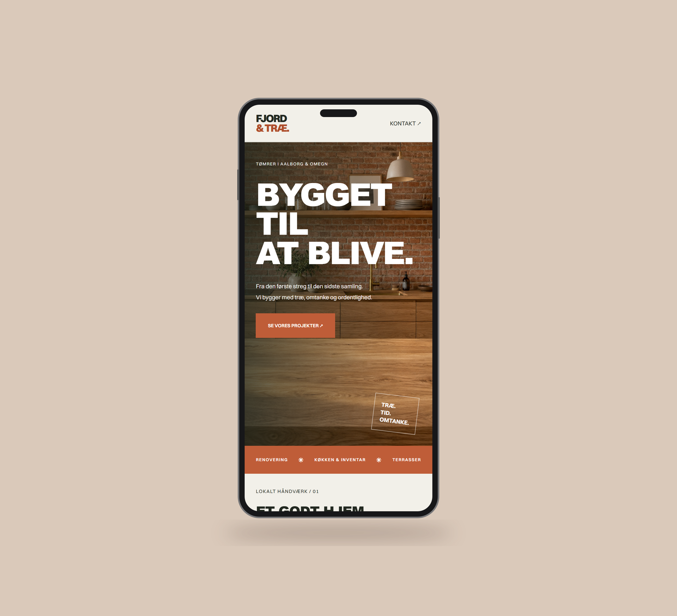 Fjord & Træ: forsiden vist lige forfra på mobil, på ensfarvet varm mellem sandfarvet baggrund.