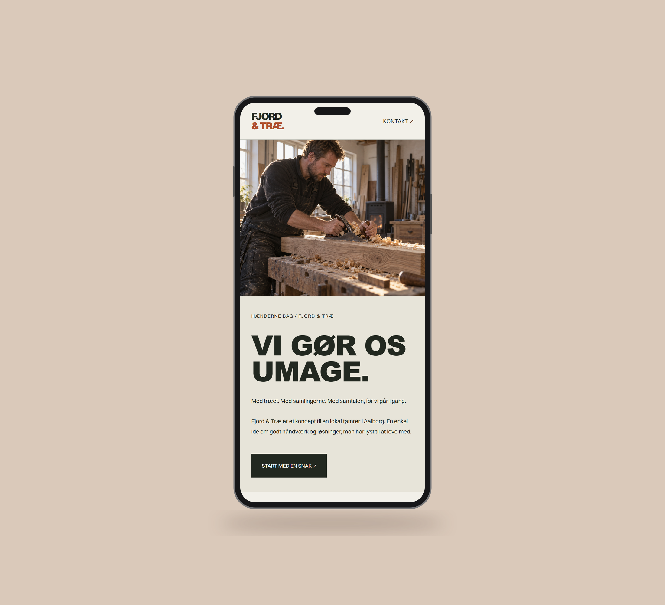 Fjord & Træ: værkstedet vist lige forfra på mobil, på ensfarvet varm mellem sandfarvet baggrund.