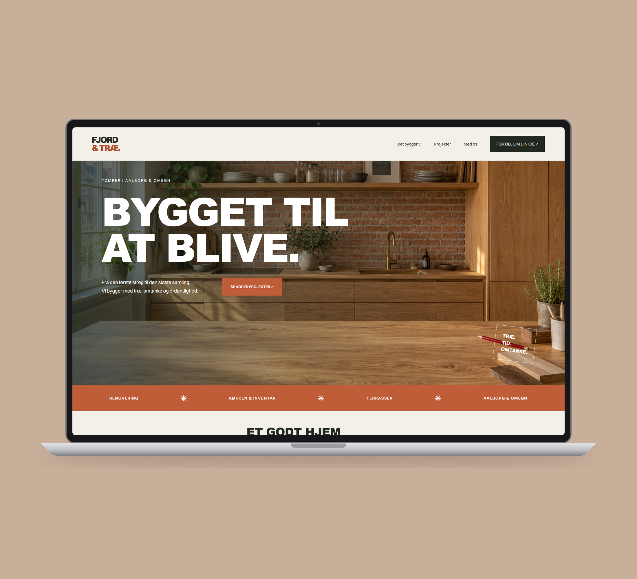 Fjord & Træ: forsiden vist lige forfra på laptop, på ensfarvet varm dyb sandfarvet baggrund.