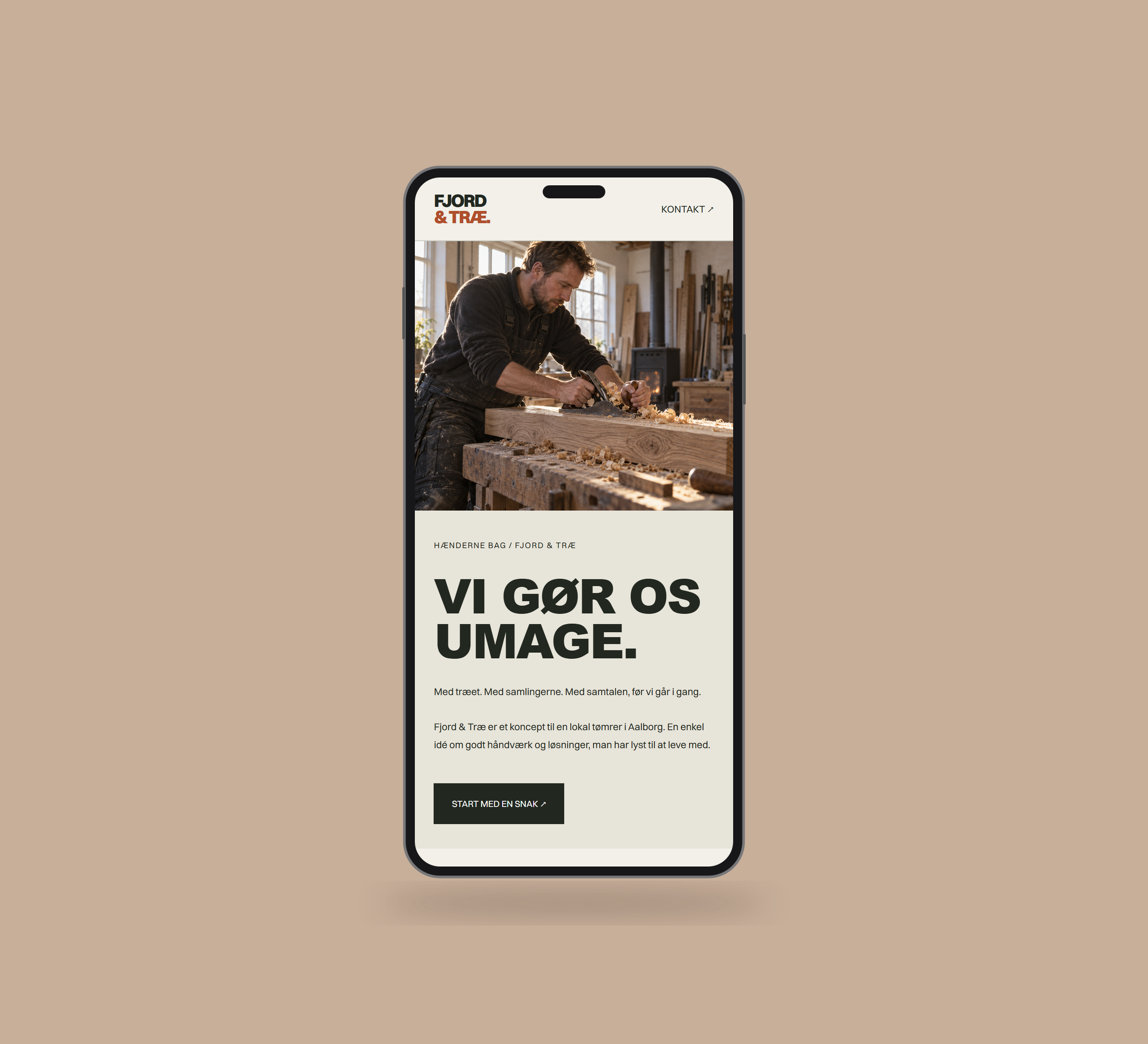 Fjord & Træ: værkstedet vist lige forfra på mobil, på ensfarvet varm dyb sandfarvet baggrund.