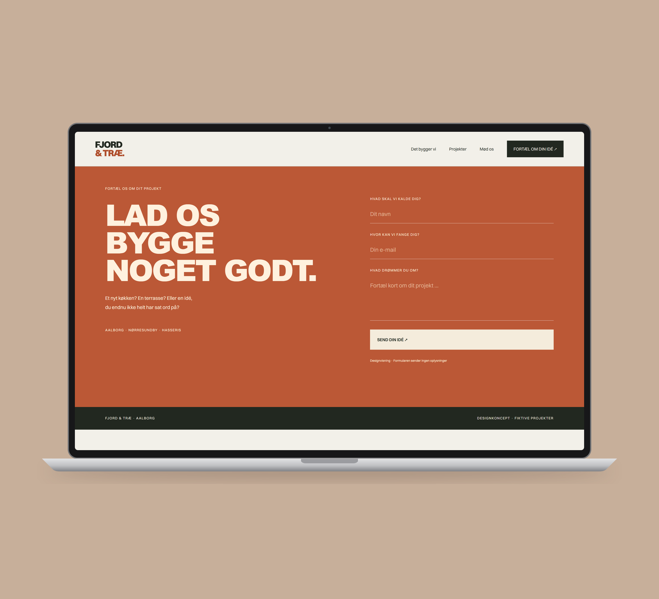 Fjord & Træ: kontakt vist lige forfra på laptop, på ensfarvet varm dyb sandfarvet baggrund.