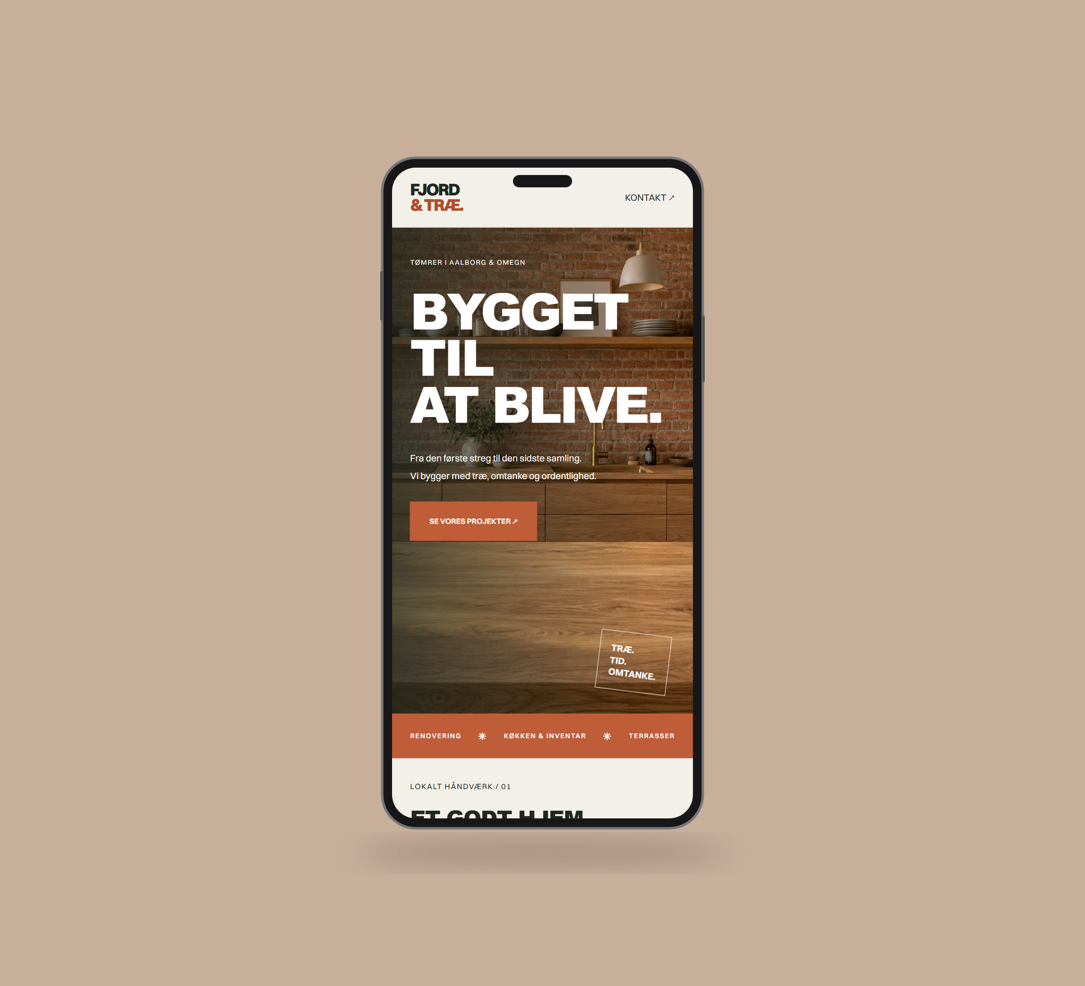 Fjord & Træ: forsiden vist lige forfra på mobil, på ensfarvet varm dyb sandfarvet baggrund.