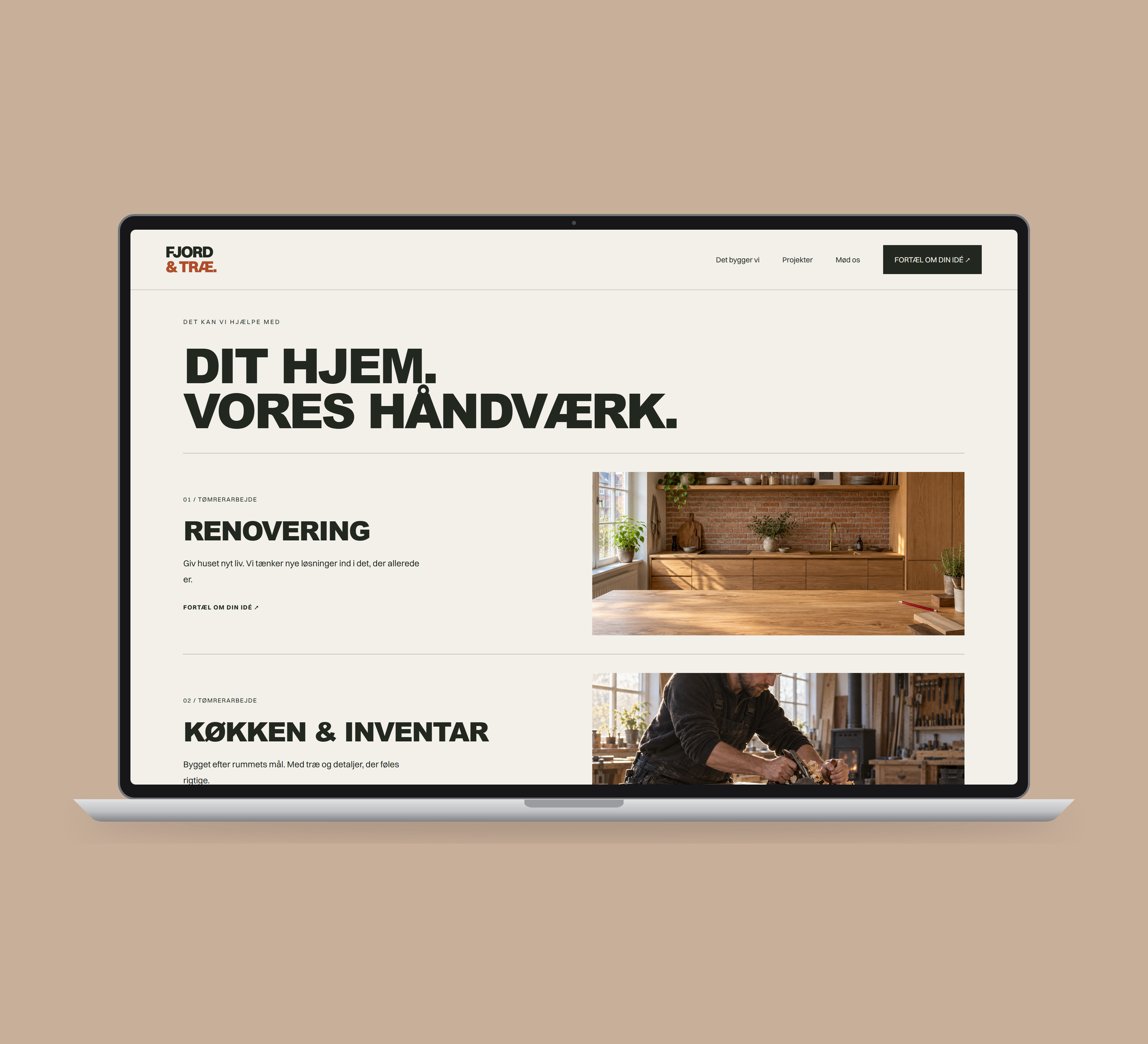 Fjord & Træ: projekter vist lige forfra på laptop, på ensfarvet varm dyb sandfarvet baggrund.
