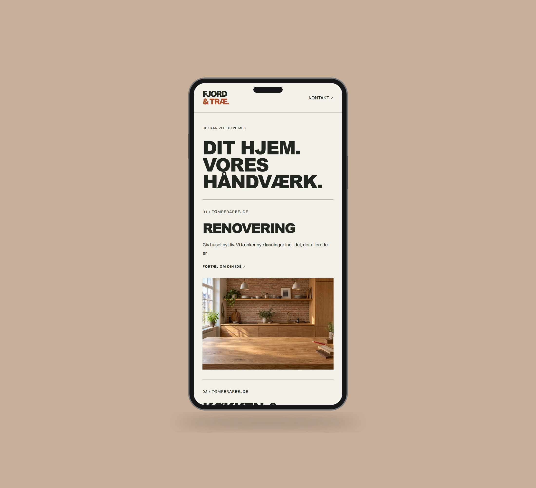 Fjord & Træ: projekter vist lige forfra på mobil, på ensfarvet varm dyb sandfarvet baggrund.