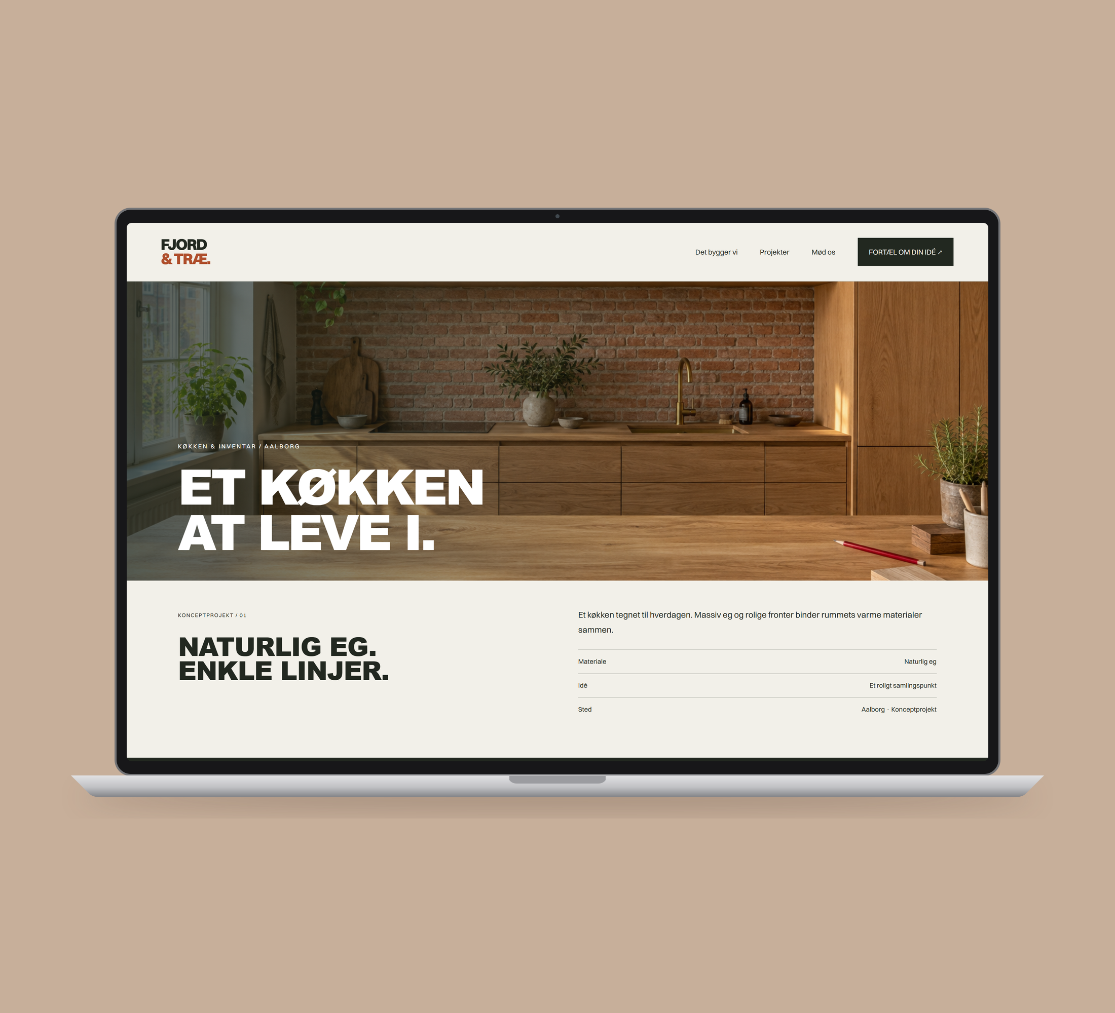 Fjord & Træ: projektets detaljer vist lige forfra på laptop, på ensfarvet varm dyb sandfarvet baggrund.