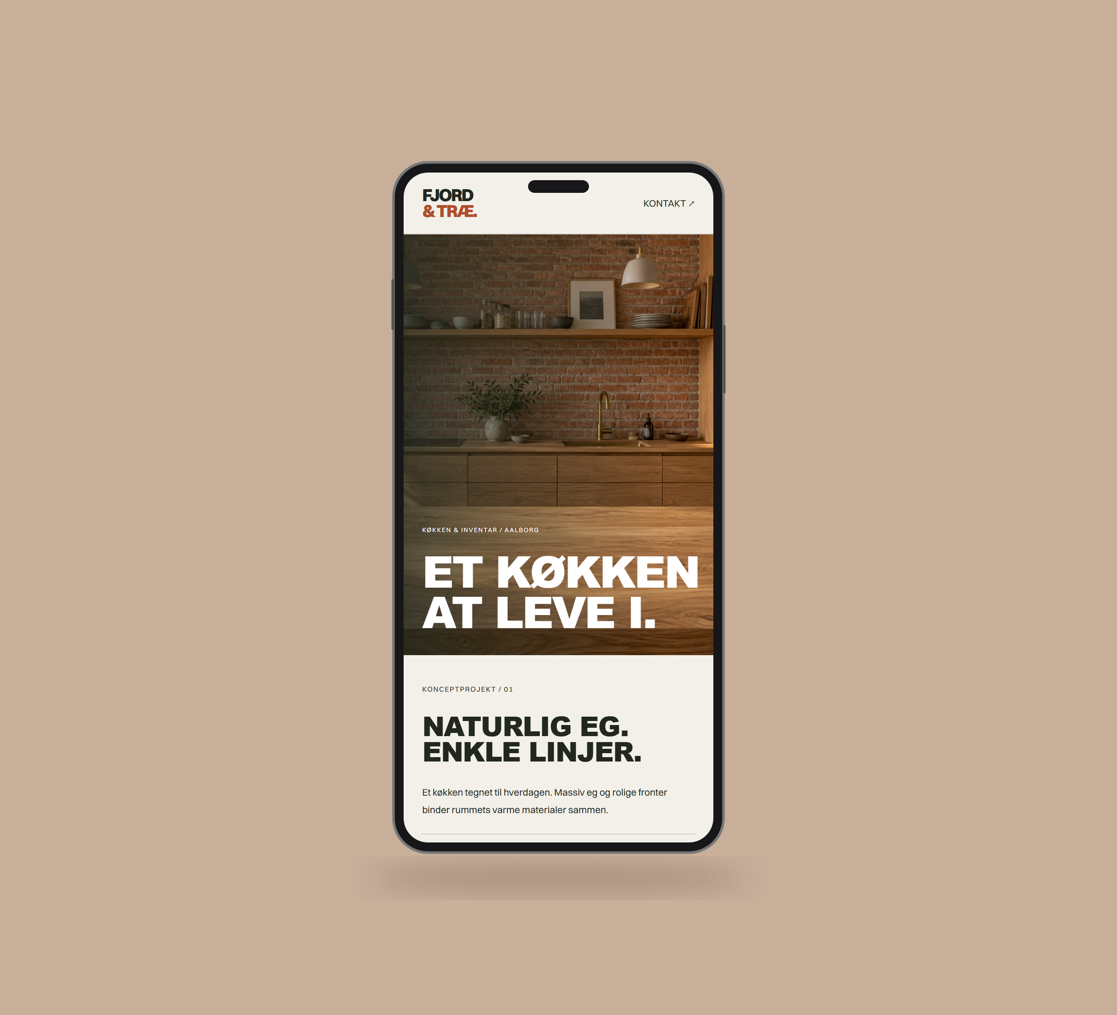 Fjord & Træ: projektets detaljer vist lige forfra på mobil, på ensfarvet varm dyb sandfarvet baggrund.