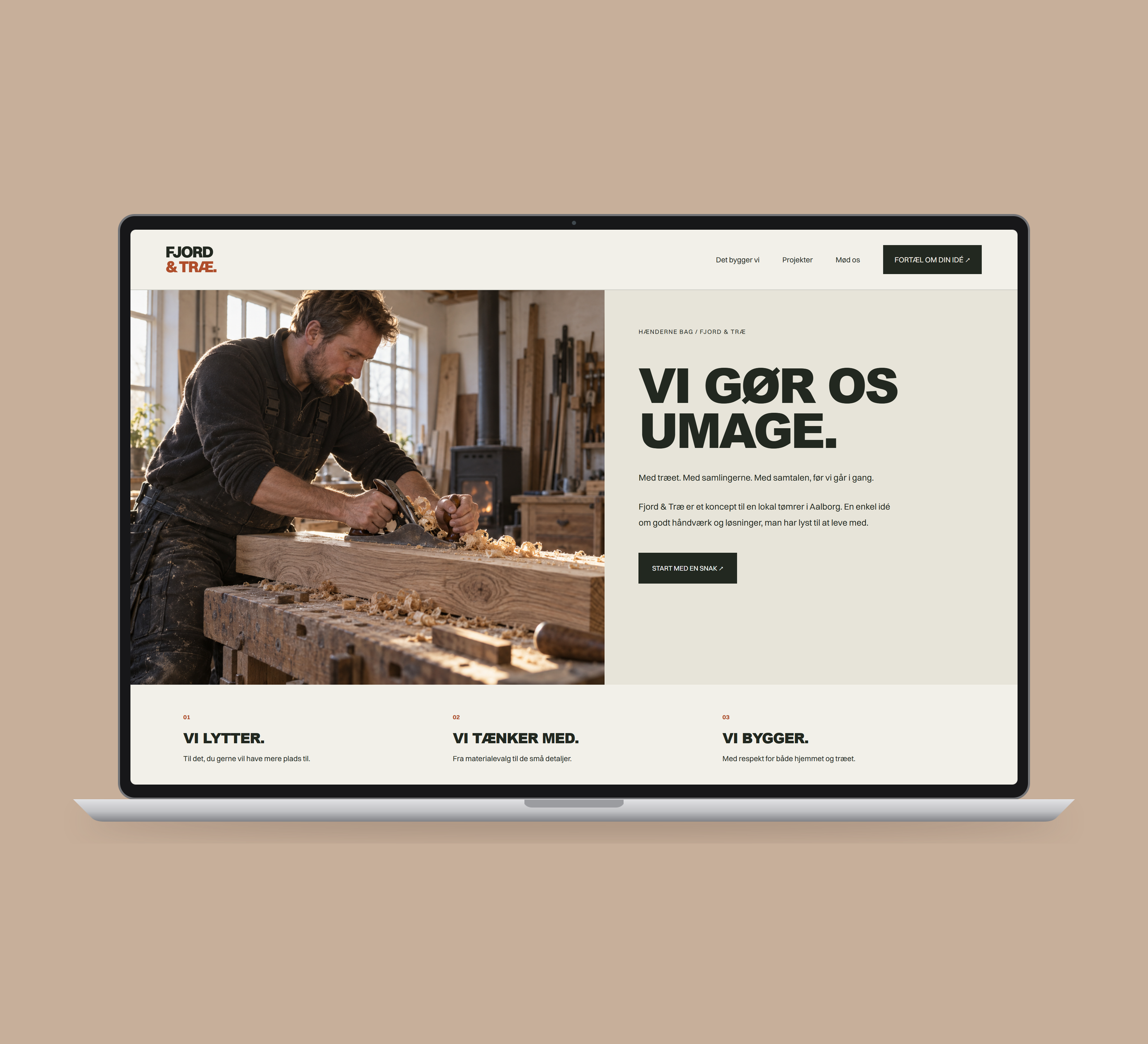 Fjord & Træ: værkstedet vist lige forfra på laptop, på ensfarvet varm dyb sandfarvet baggrund.