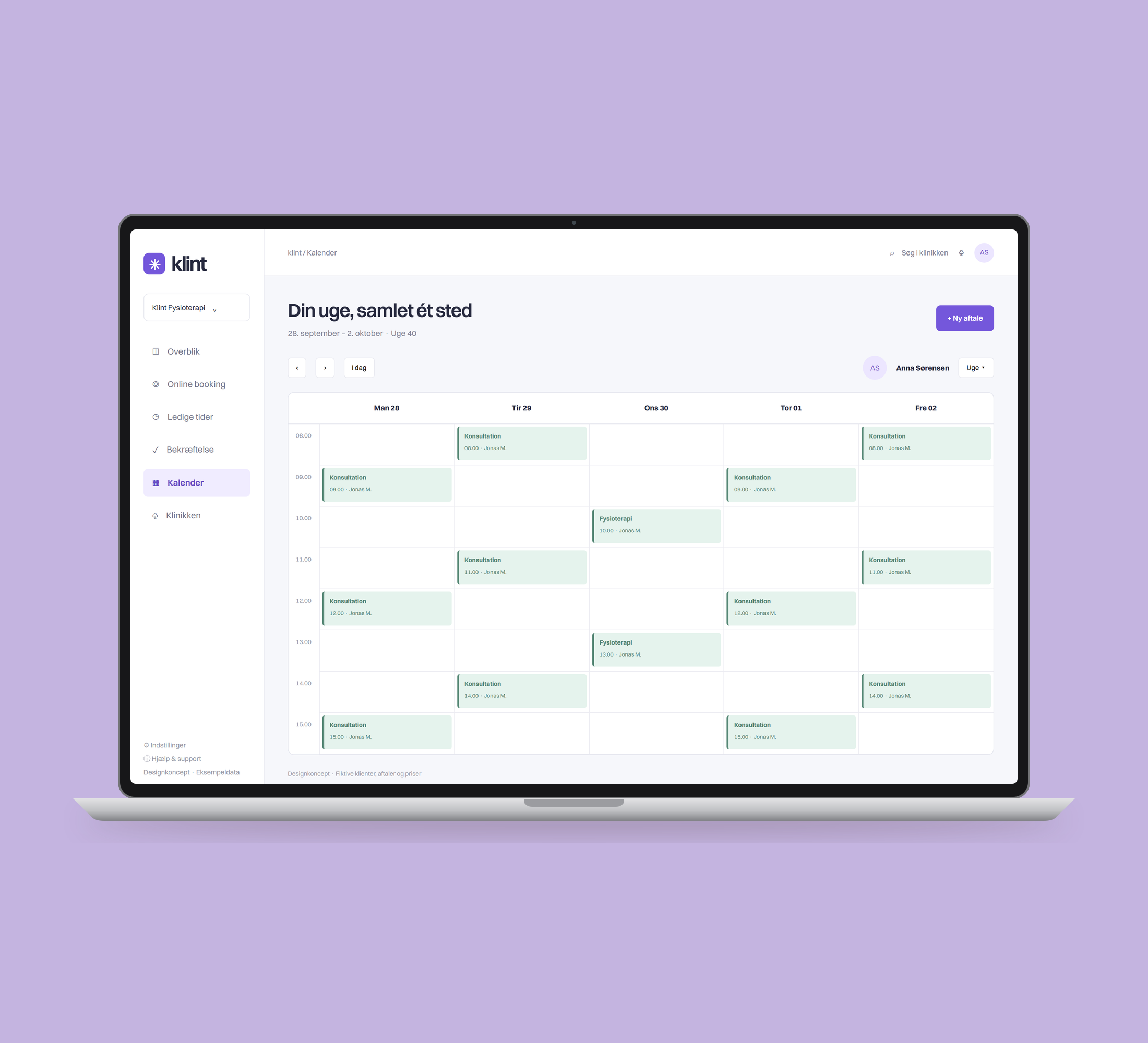 Klint: kalender vist lige forfra på laptop på en ensfarvet studiobaggrund.