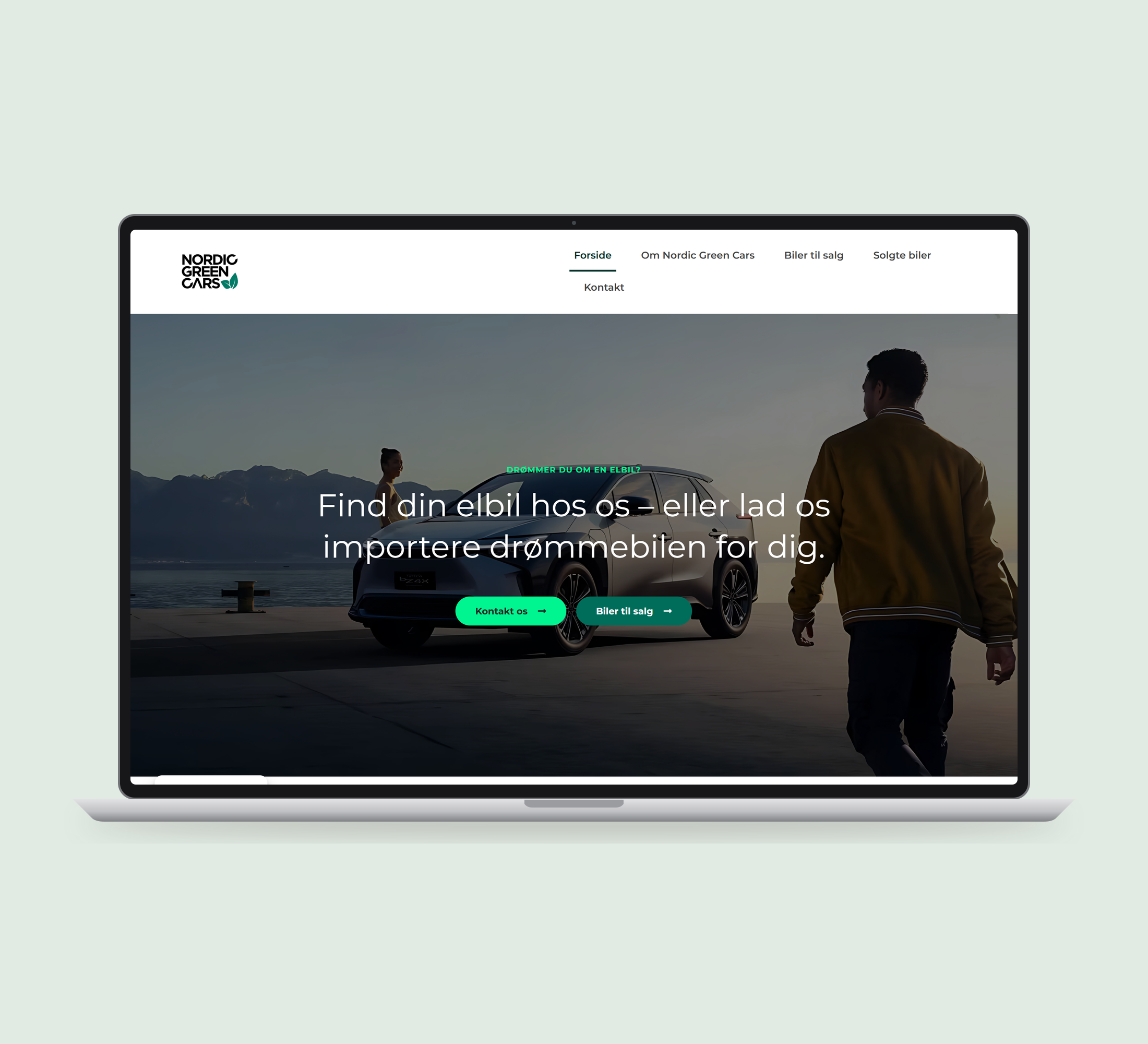 Nordic Green Cars: forside vist lige forfra på laptop på en ensfarvet studiobaggrund.