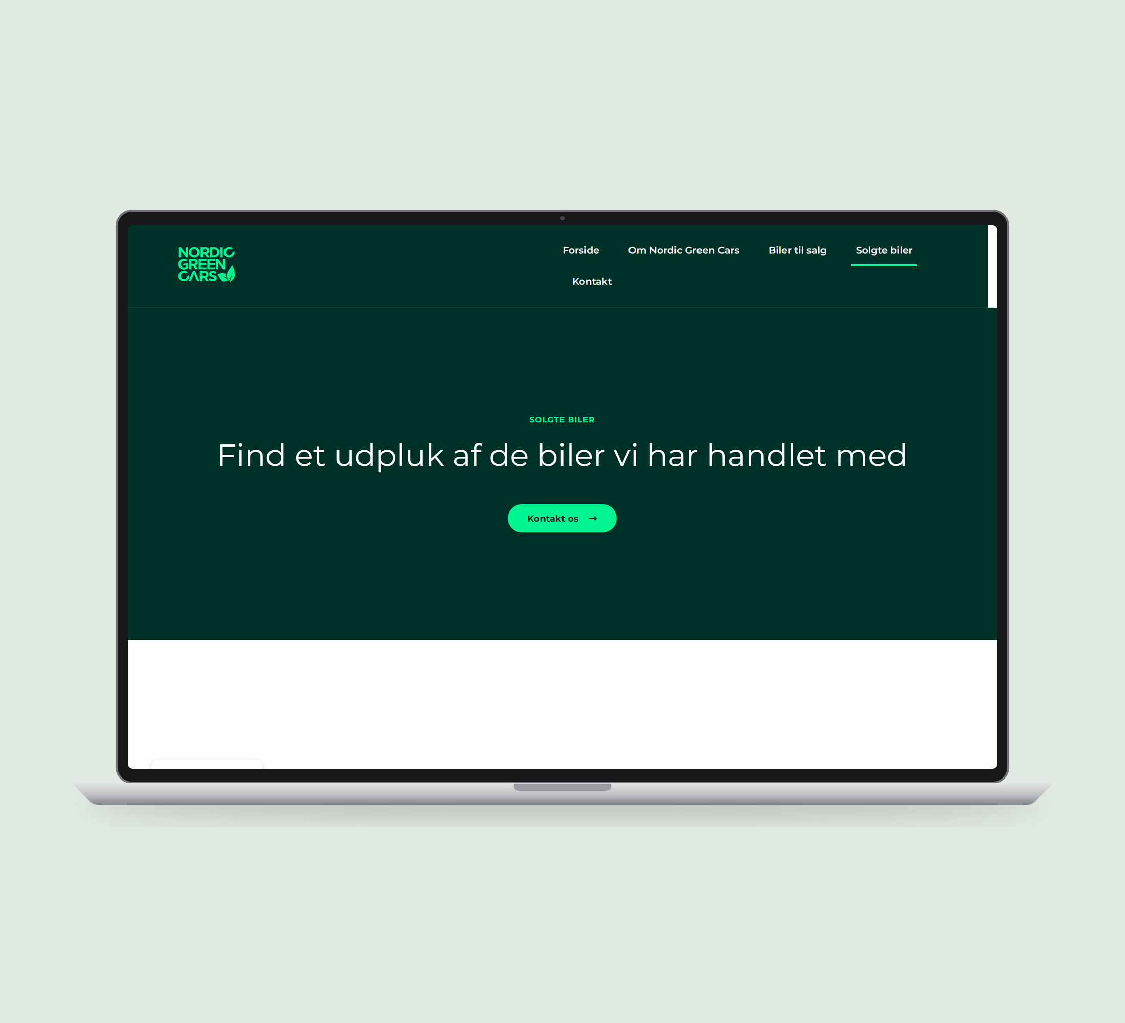 Nordic Green Cars: solgte biler vist lige forfra på laptop på en ensfarvet studiobaggrund.