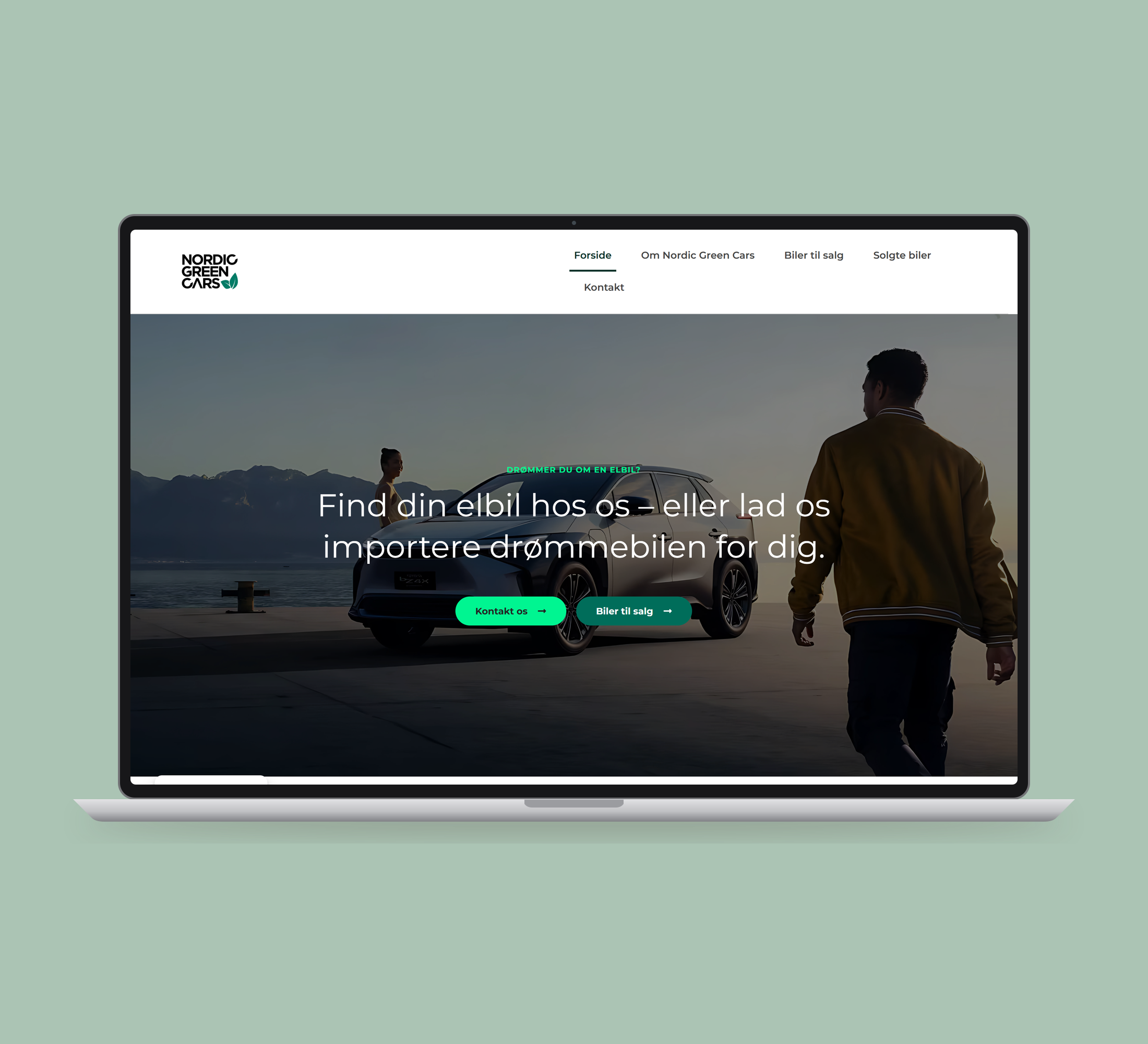 Nordic Green Cars: forside vist lige forfra på laptop på en ensfarvet studiobaggrund.