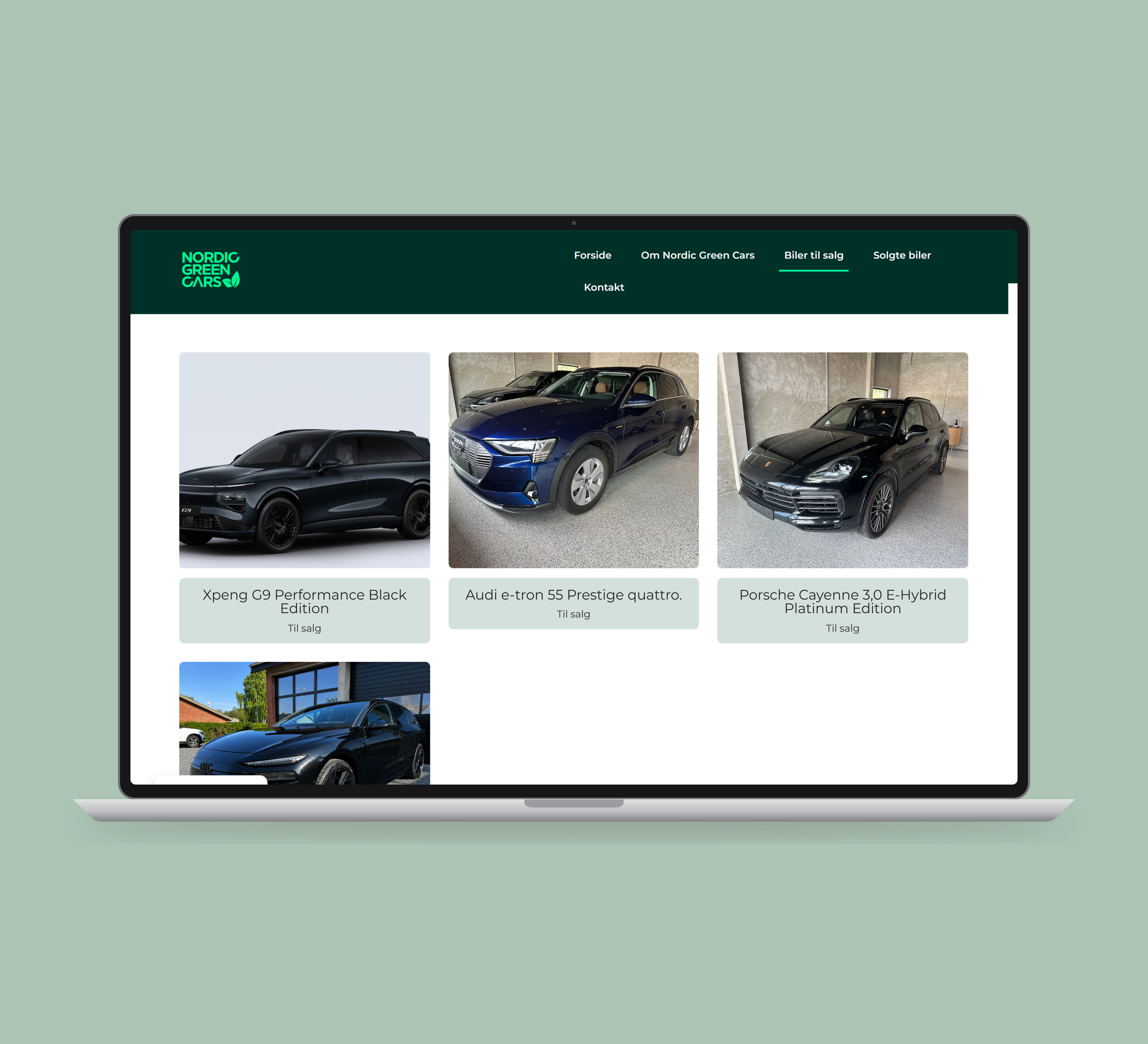 Nordic Green Cars: biludvalg vist lige forfra på laptop på en ensfarvet studiobaggrund.