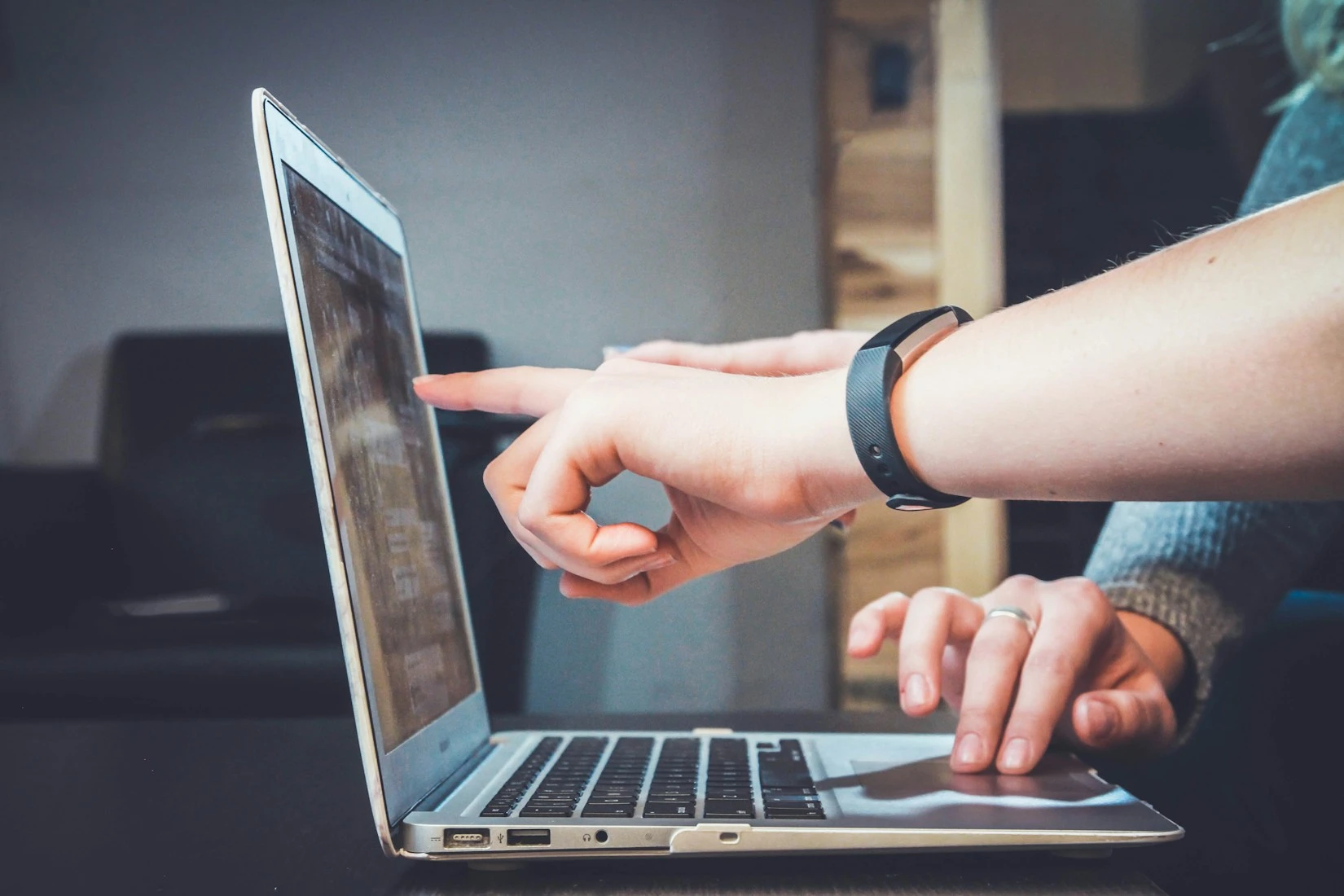 Kollegaer arbejder sammen ved en computer.