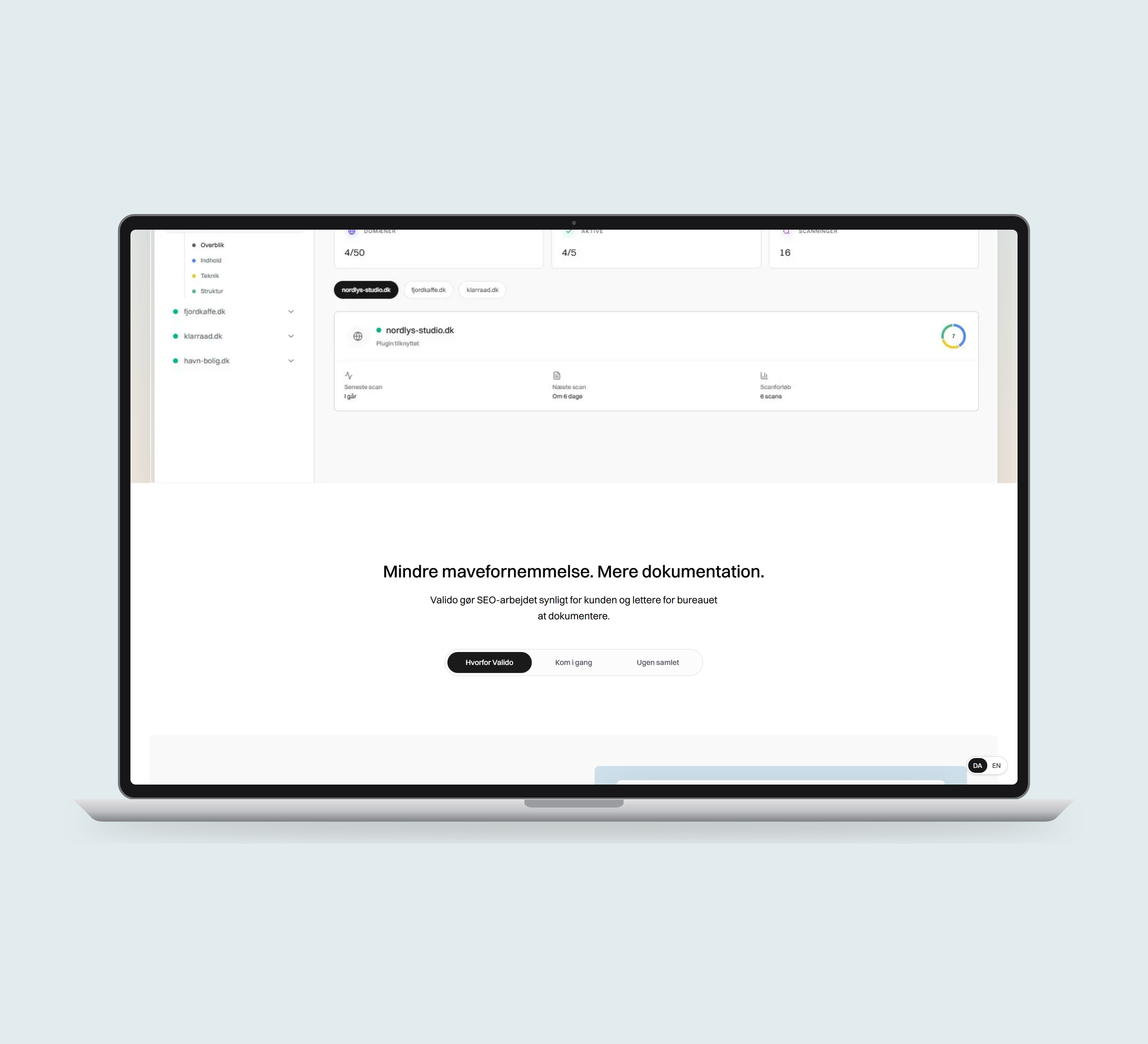 Valido: seo-overblik vist lige forfra på laptop på en ensfarvet studiobaggrund.
