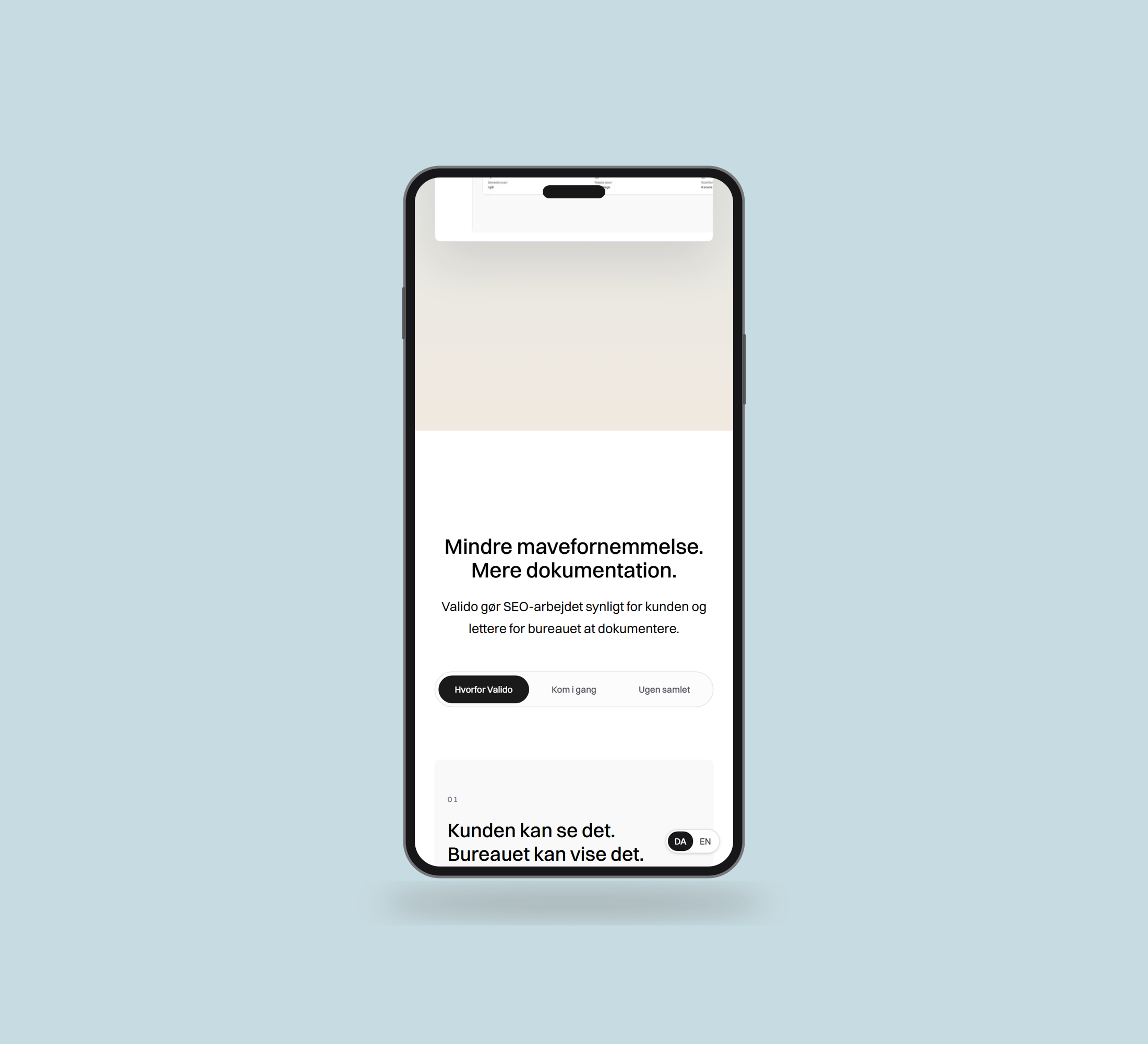 Valido: seo-overblik vist lige forfra på mobil på en ensfarvet studiobaggrund.