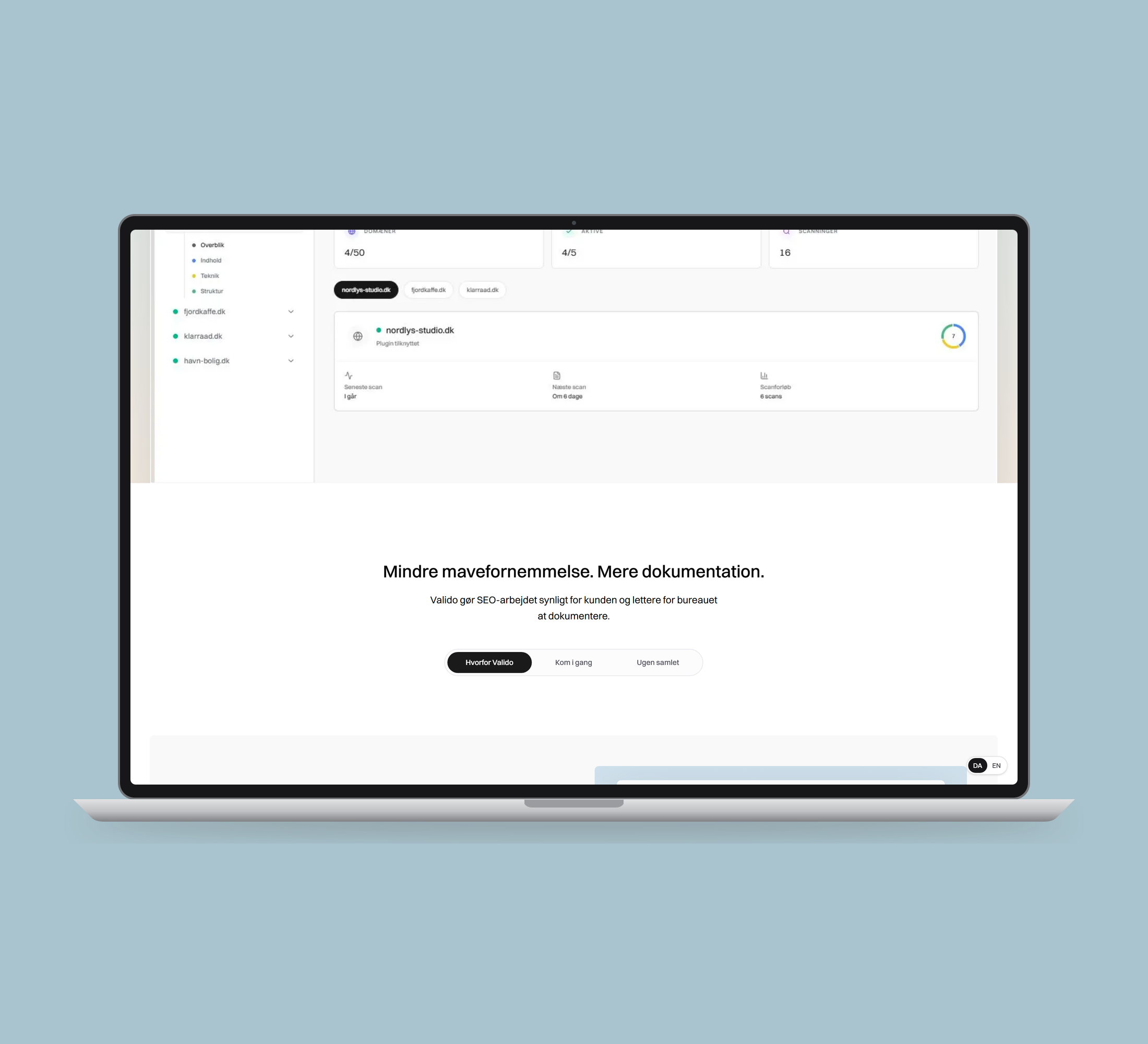 Valido: seo-overblik vist lige forfra på laptop på en ensfarvet studiobaggrund.