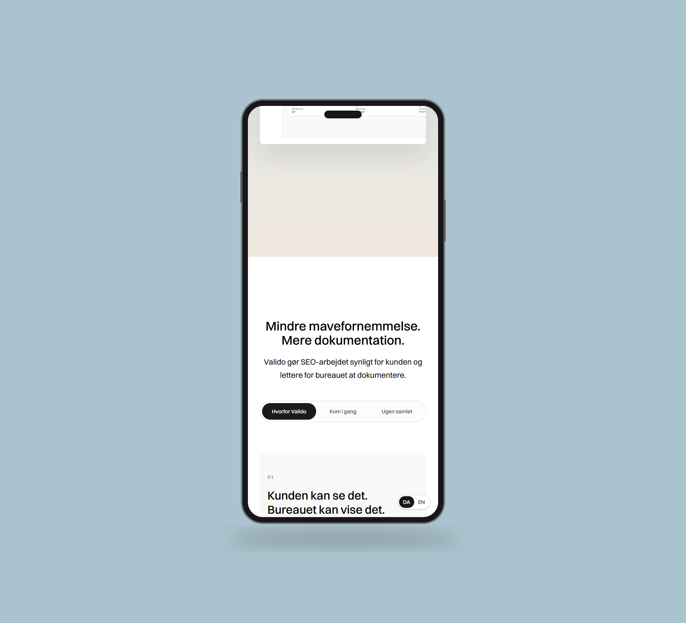Valido: seo-overblik vist lige forfra på mobil på en ensfarvet studiobaggrund.