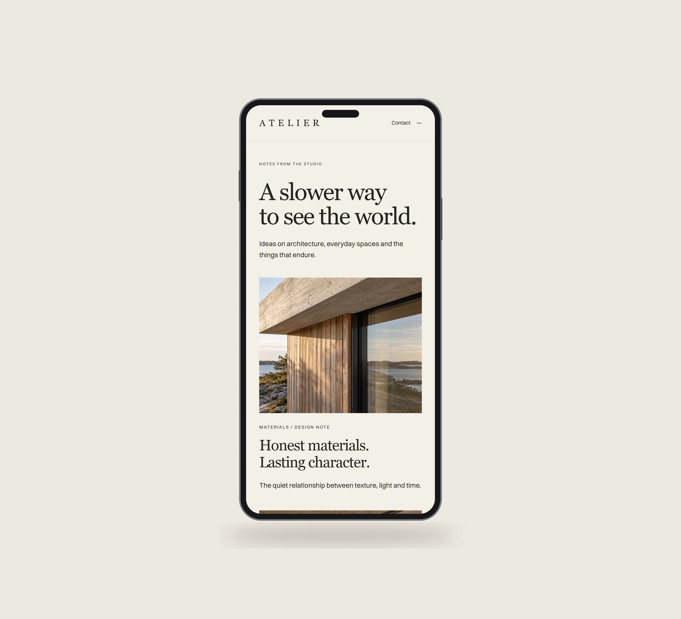 Atelier: journal vist lige forfra på mobil på en ensfarvet studiobaggrund.