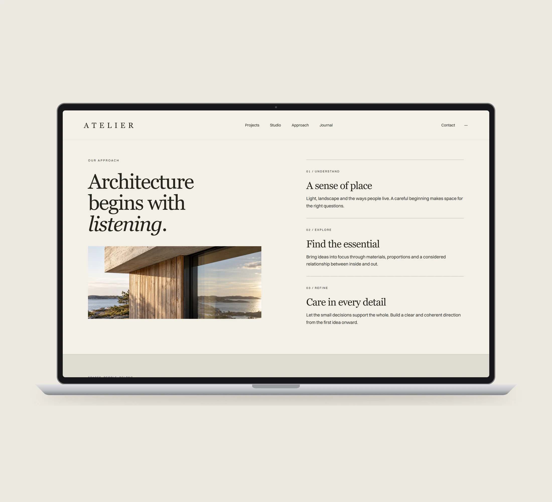 Atelier: tilgang vist lige forfra på laptop på en ensfarvet studiobaggrund.