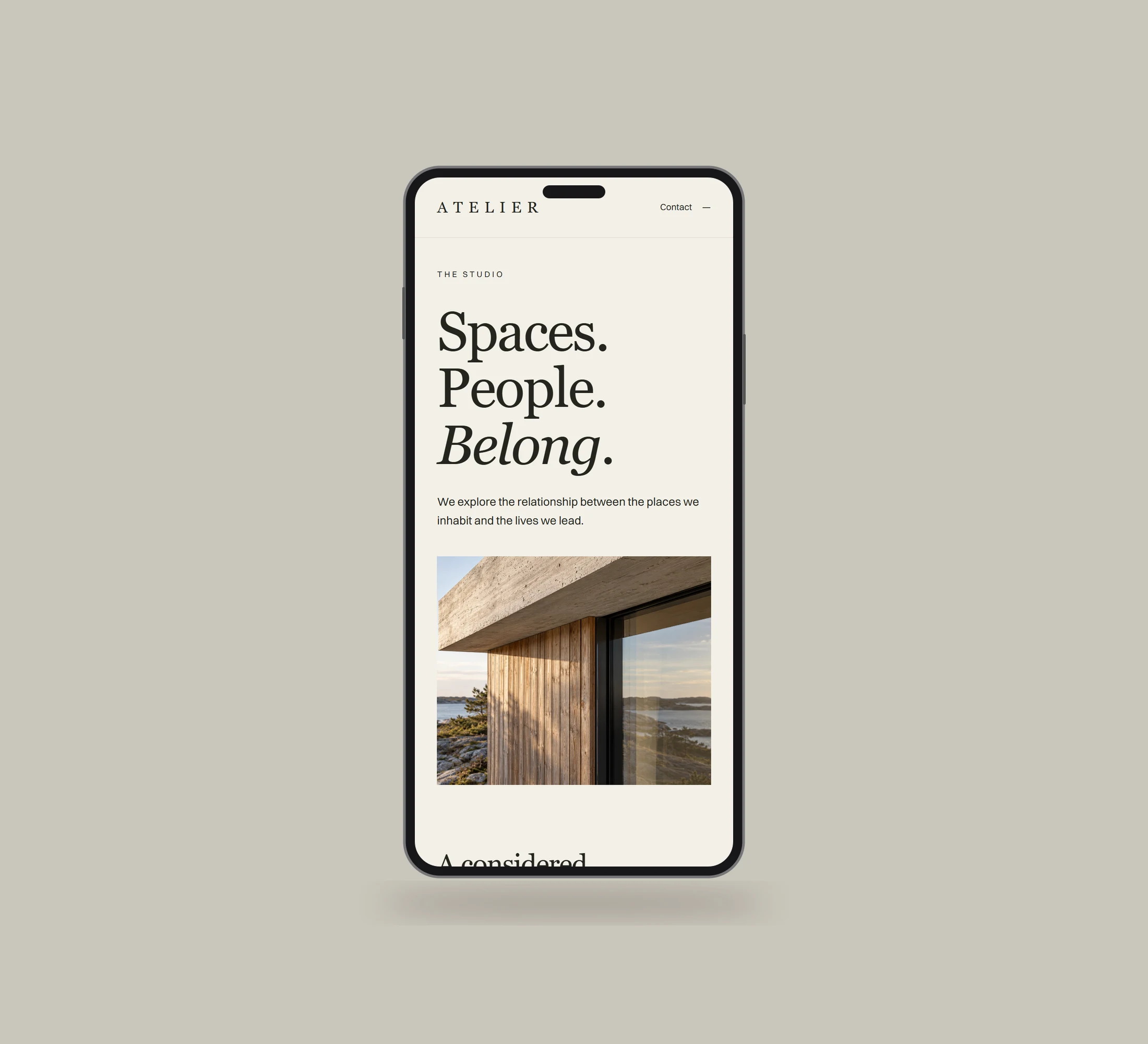 Atelier: studio vist lige forfra på mobil på en ensfarvet studiobaggrund.