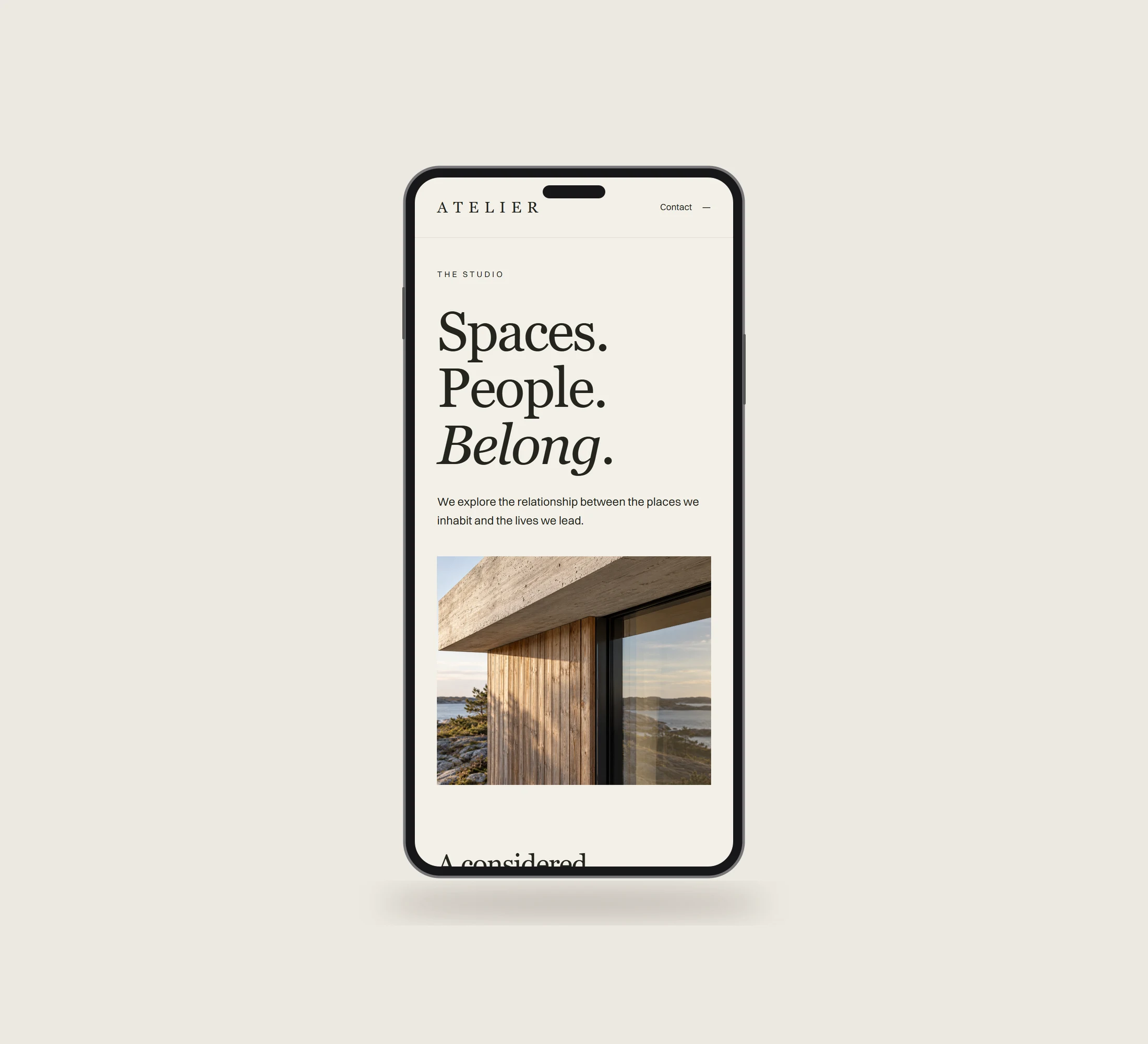 Atelier: studio vist lige forfra på mobil på en ensfarvet studiobaggrund.